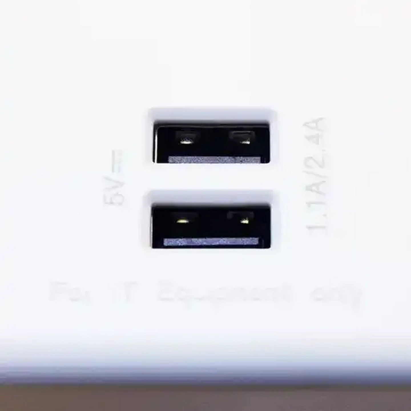 Image of ELLIES FEMUSB4 4-Way Multiplug With 2 USB Ports