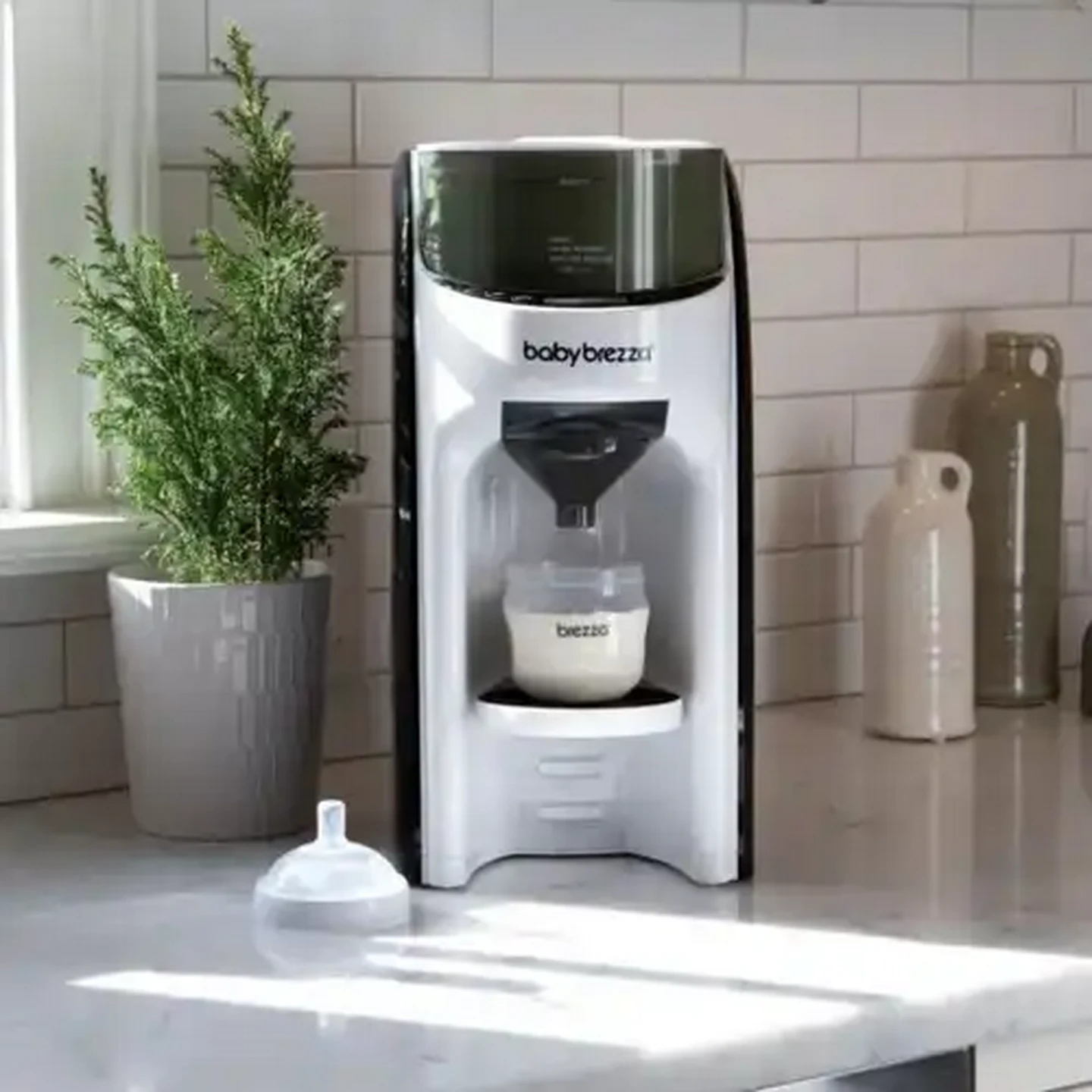 Image of Baby Brezza Formula Pro Advanced Black & White Baby Formula Dispenser