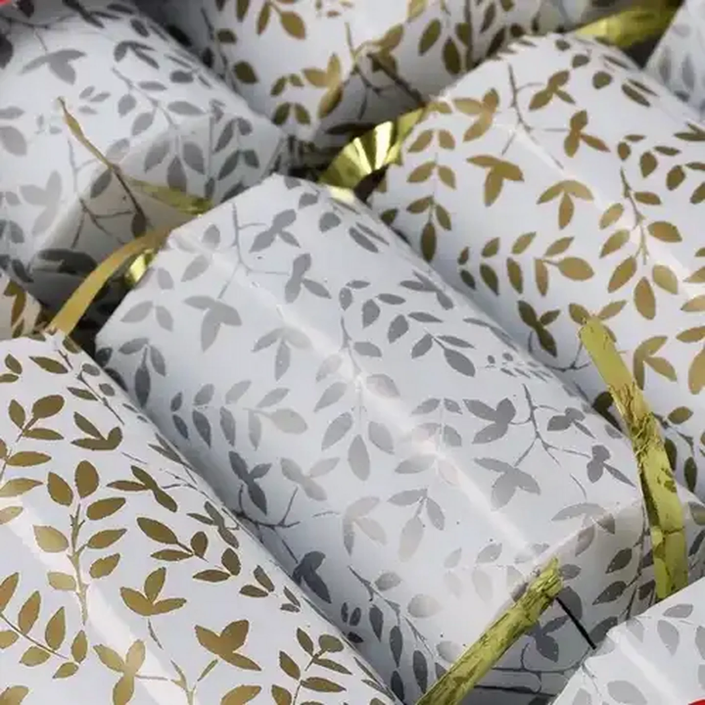 Image of Christmas Petite Printed Crackers 6-Pack  (Colour May Vary)