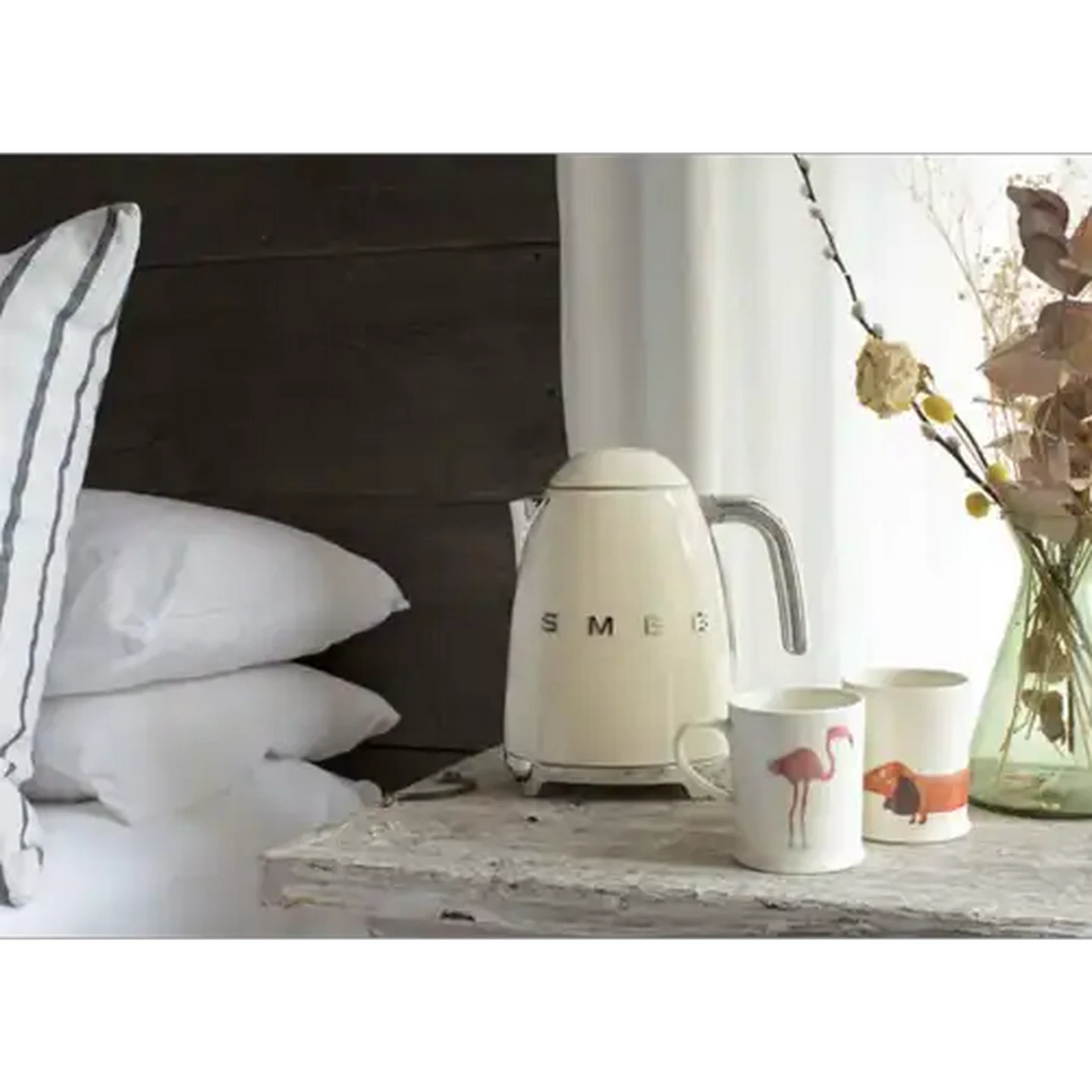 Image of Smeg Glossy Cream Retro Electric Kettle 1.7L