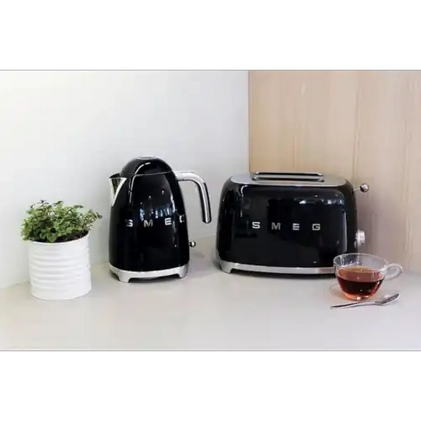 Image of Smeg Glossy Black Retro 2-Slice Toaster 950W