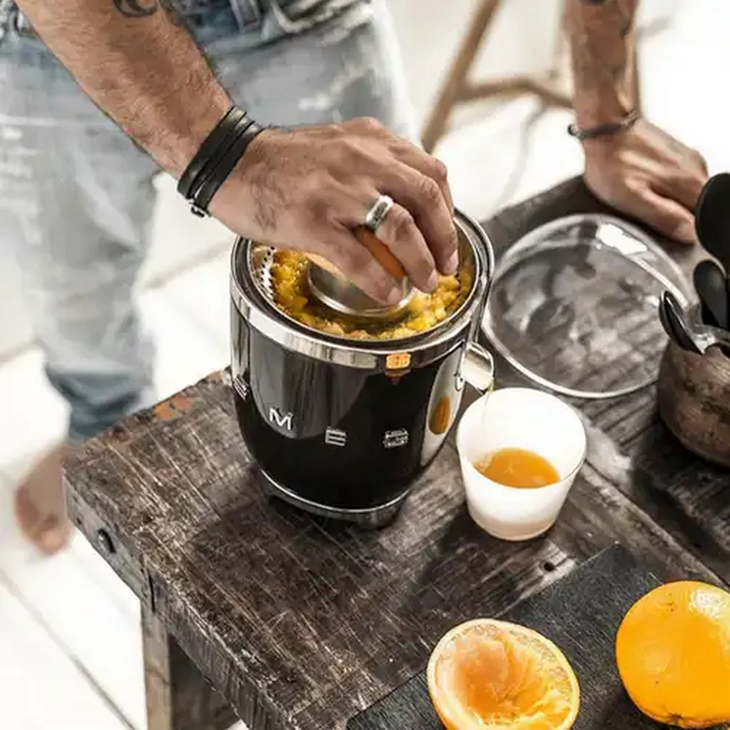 Image of Smeg Glossy Black Retro Citrus Juicer 70W