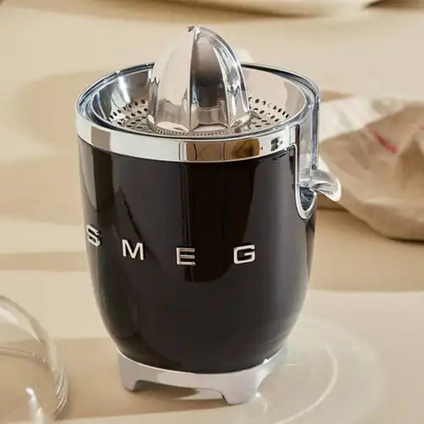 Image of Smeg Glossy Black Retro Citrus Juicer 70W