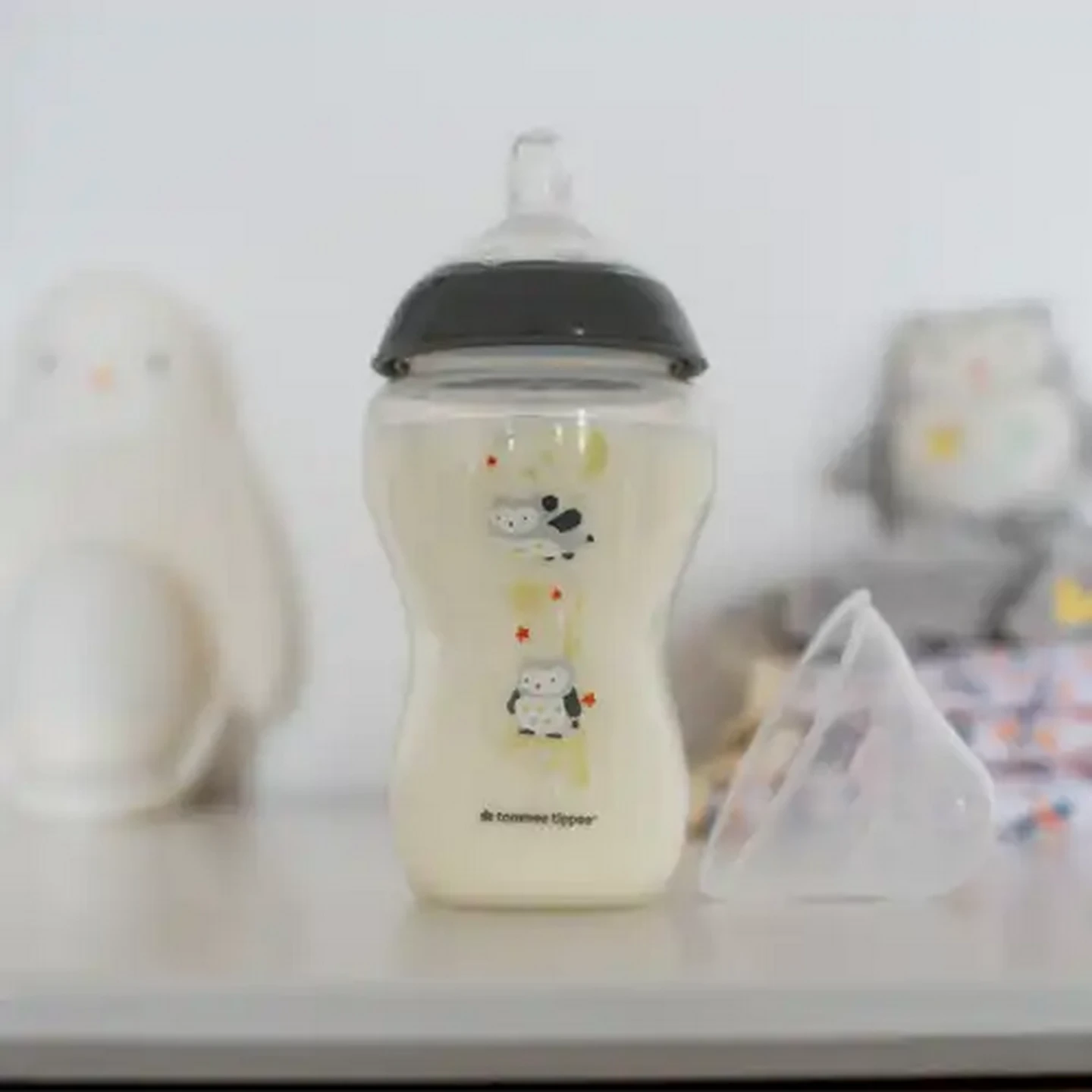 Image of Tommee Tippee Deco Boy Bottle 3 Months + 340ml (Design May Vary)