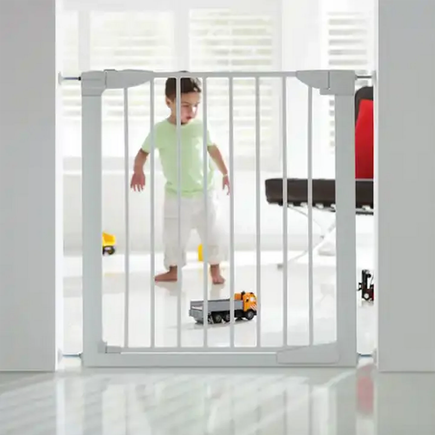 Image of Munchkin White Auto Close Safety Gate
