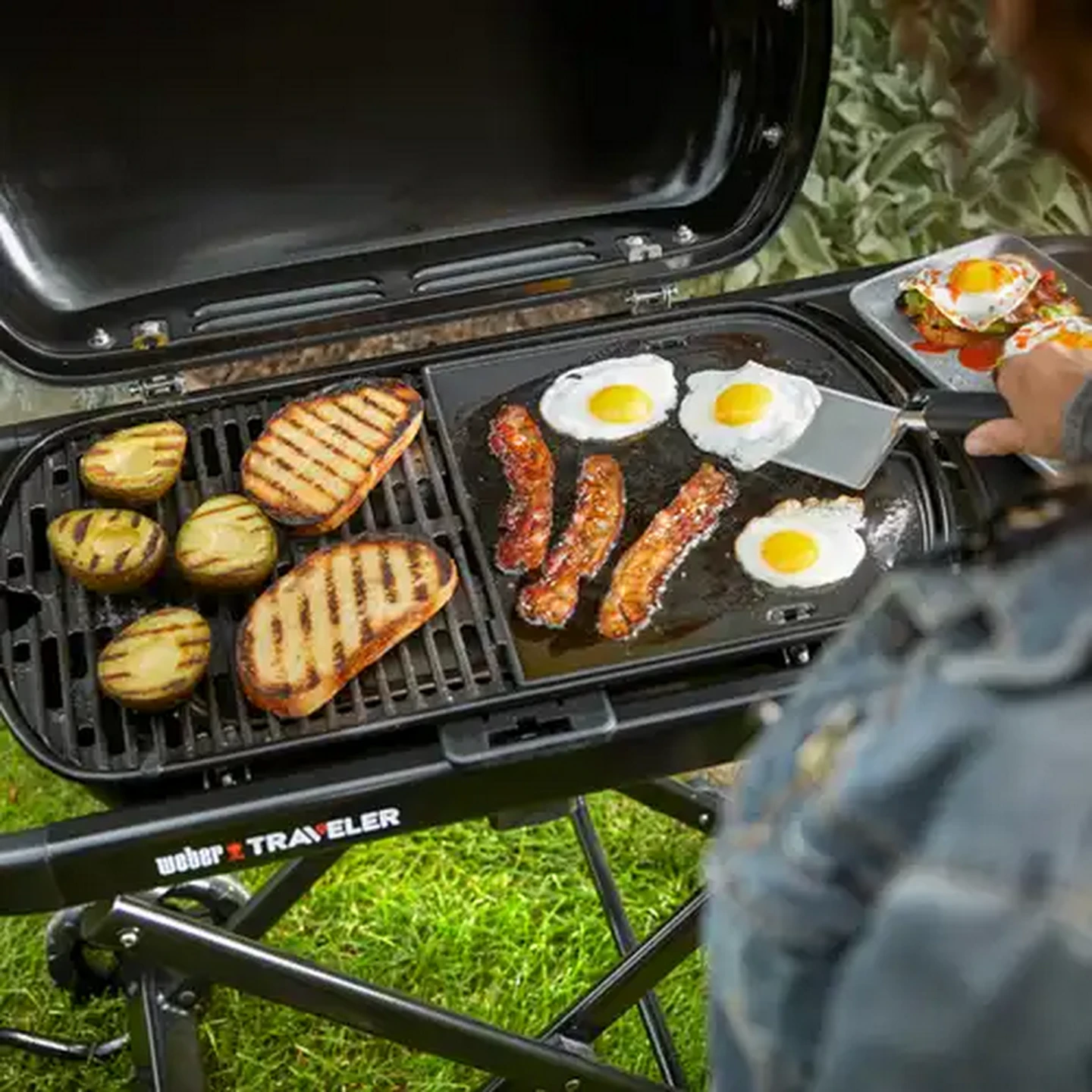 Image of Weber Traveler® Portable Gas Braai