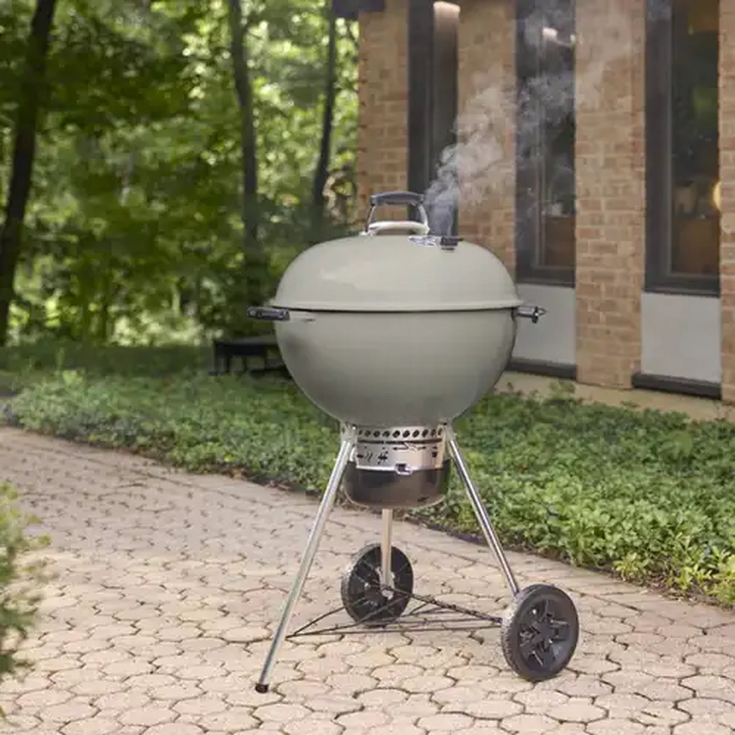 Image of Weber Master-Touch® Smoke Charcoal Braai 57cm
